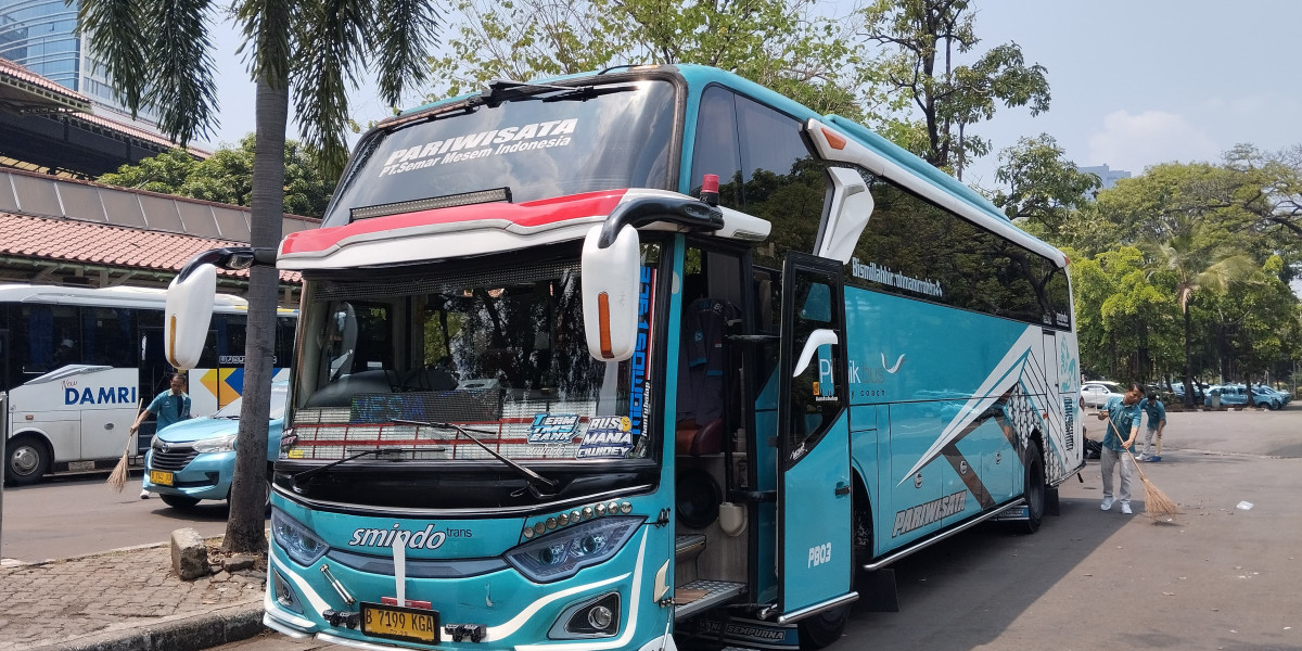 Liburan Seru Bareng Rombongan? Sewa Bus Pariwisata ke Jawa Timur Aja!