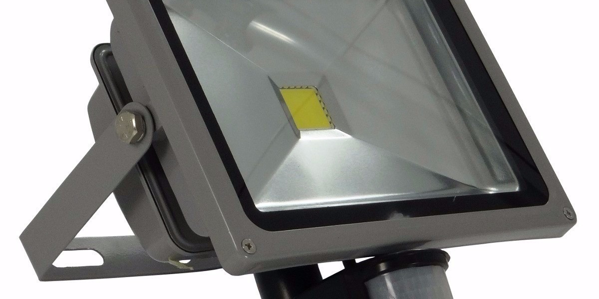 Ilumine Seu Jardim: Dicas para Escolher o Refletor Perfeito e Transformar Seu Espaço Externo